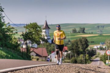 Ștefan Mandachi a parcurs pe jos 21 de km, după ce a pierdut un pariu - Foto Cătălin Urdoi