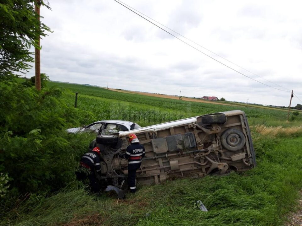 Autoutilitara implicată în accident s-a răsturnat în afara părții carosabile