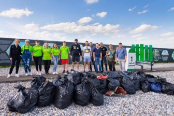 O parte din gunoiul strans de pe marginea drumului de Stefan Mandachi și voluntarii care i s-au alăturat