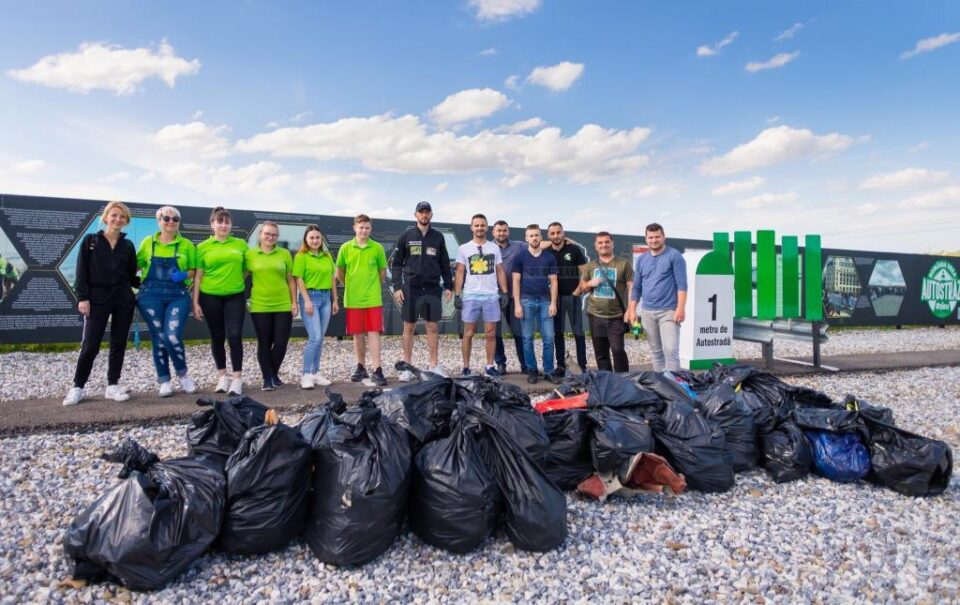 O parte din gunoiul strans de pe marginea drumului de Stefan Mandachi și voluntarii care i s-au alăturat