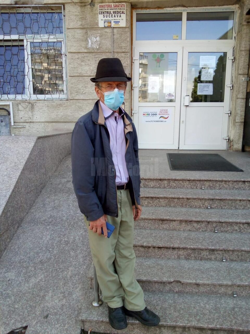 Unul dintre cei care au preferat să aștepte în continuare afară, pe trepte, a fost Gheorghe Danileț, din Milișăuți