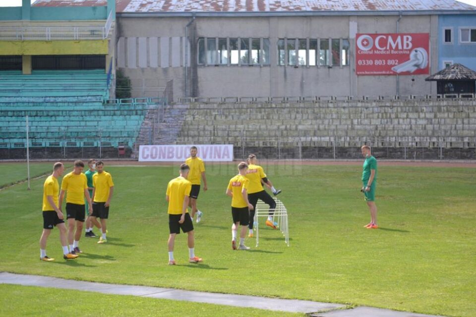 Forestierii se antrenează în grupuri restrânse, sub supravegherea antrenorilor Dorin Goian și Daniel Bălan