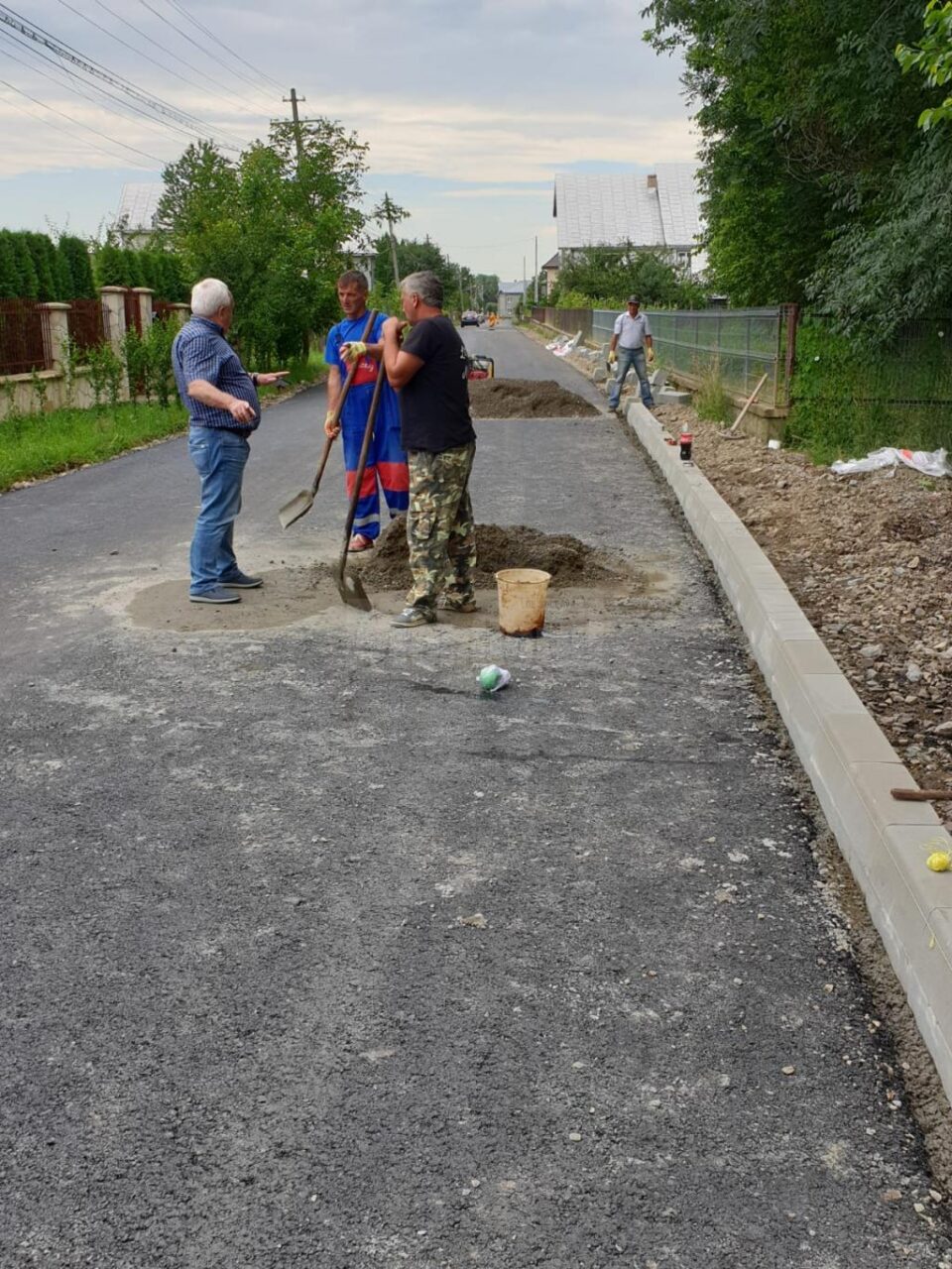 Pe strada Pepenăriei, din cartierul Mihai Viteazu, s-a turnat primul strat de asfalt
