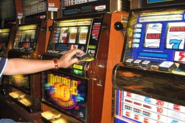 A furat încasările unei săli de jocuri și le-a jucat la păcănele