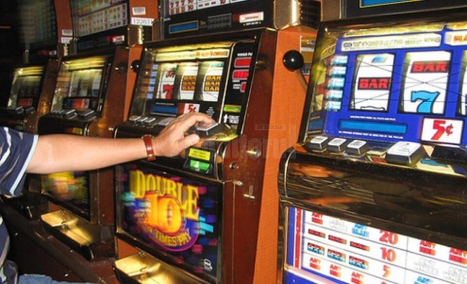 A furat încasările unei săli de jocuri și le-a jucat la păcănele