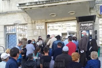 Miercuri, pacienții au stat grămadă în fața policlinicii