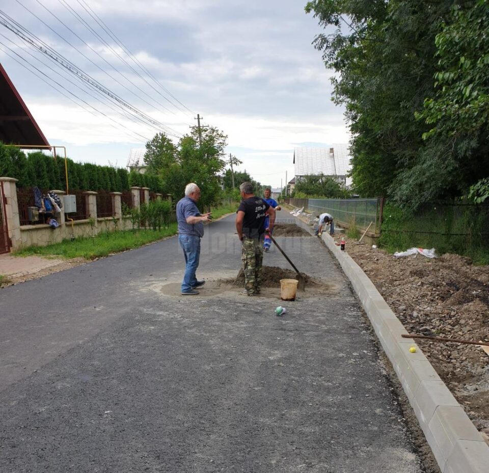 Pe strada Pepenăriei, din cartierul Mihai Viteazu, s-a turnat primul strat de asfalt Pe strada Pepenăriei, din cartierul Mihai Viteazu, s-a turnat primul strat de asfalt