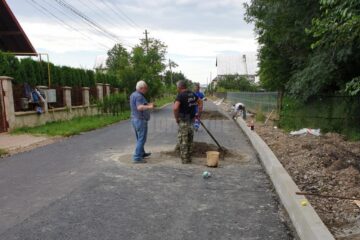 Pe strada Pepenăriei, din cartierul Mihai Viteazu, s-a turnat primul strat de asfalt