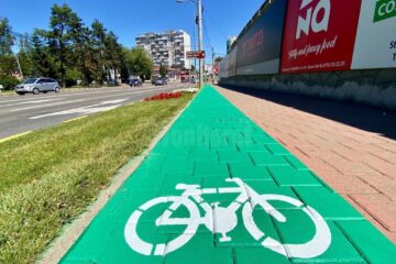 Pistele de bicicletă marcatecu vopsea verde se diferențiază de trotuarul alocat pietonilor și prin suprafața poroasă