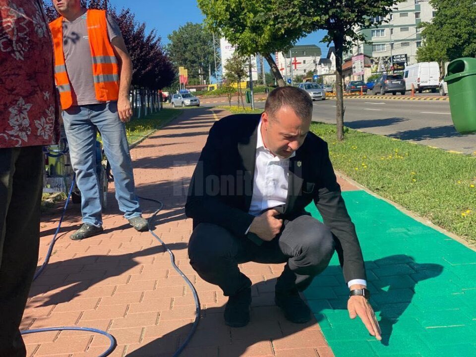 Pistele de bicicletă marcatecu vopsea verde se diferențiază de trotuarul alocat pietonilor și prin suprafața poroasă 2