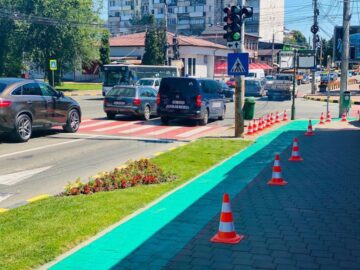 Pistele de bicicletă marcate cu vopsea verde se diferențiază de trotuarul alocat pietonilor și prin suprafața poroasă