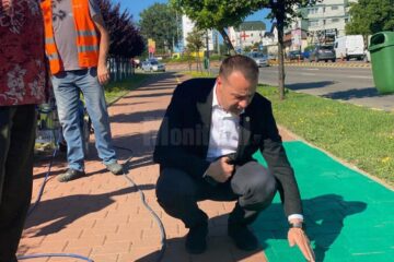 Pistele de bicicletă marcate cu vopsea verde se diferențiază de trotuarul alocat pietonilor și prin suprafața poroasă