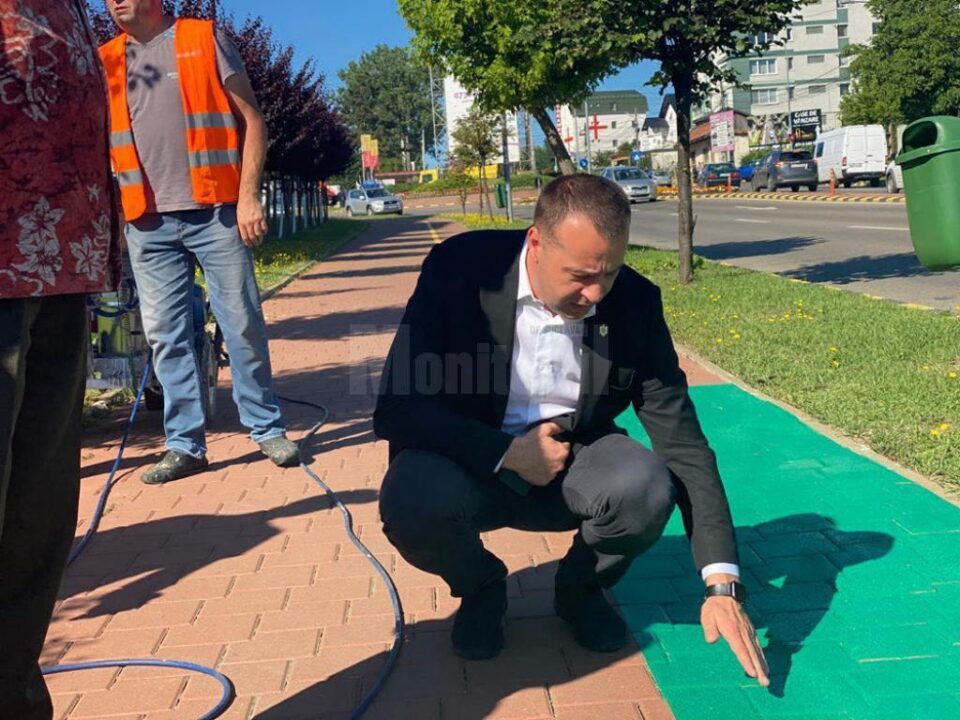 Pistele de bicicletă marcate cu vopsea verde se diferențiază de trotuarul alocat pietonilor și prin suprafața poroasă