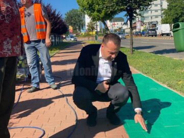 Pistele de bicicletă marcate cu vopsea verde se diferențiază de trotuarul alocat pietonilor și prin suprafața poroasă