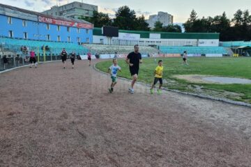 Viceprimarul Lucian Harșovschi la alergat cu băieții săi, pe pista de atletism a Stadionului Areni