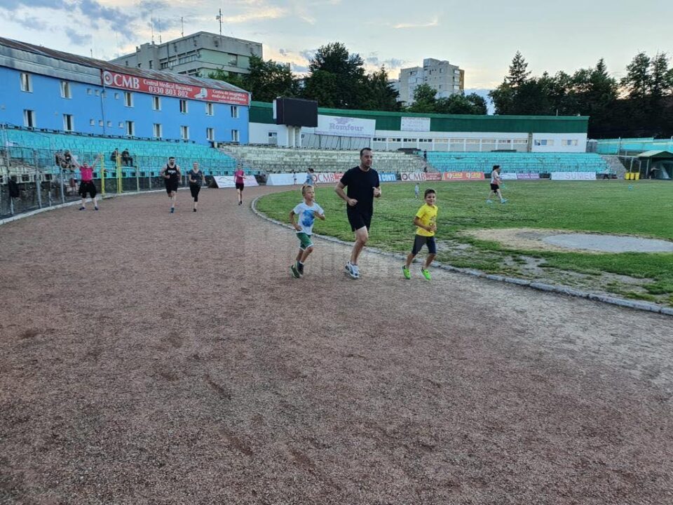 Viceprimarul Lucian Harșovschi la alergat cu băieții săi, pe pista de atletism a Stadionului Areni Viceprimarul Lucian Harșovschi la alergat cu băieții săi, pe pista de atletism a Stadionului Areni