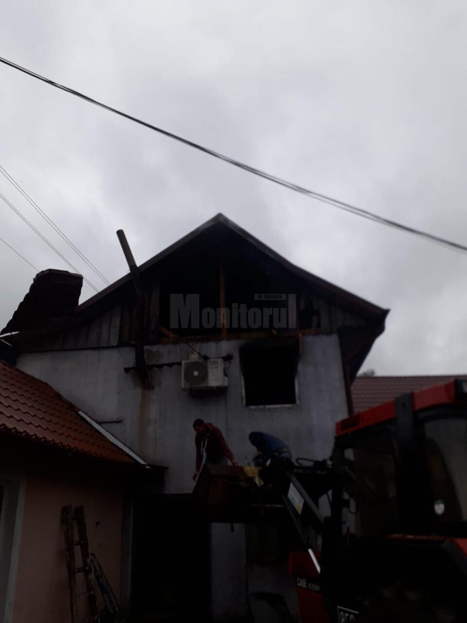 Acoperișul a fost afectat de flăcări