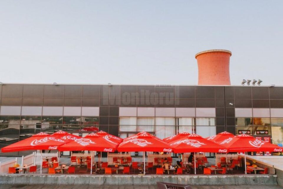 Zona de food court a Iulius Mall Suceava dispune de o terasă cu 20 de mese și o capacitate de 50 de locuri