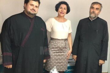 Preotul Georgian Rotar, dr Elena Iftimesei și pr protop Adrian Dulgheriu