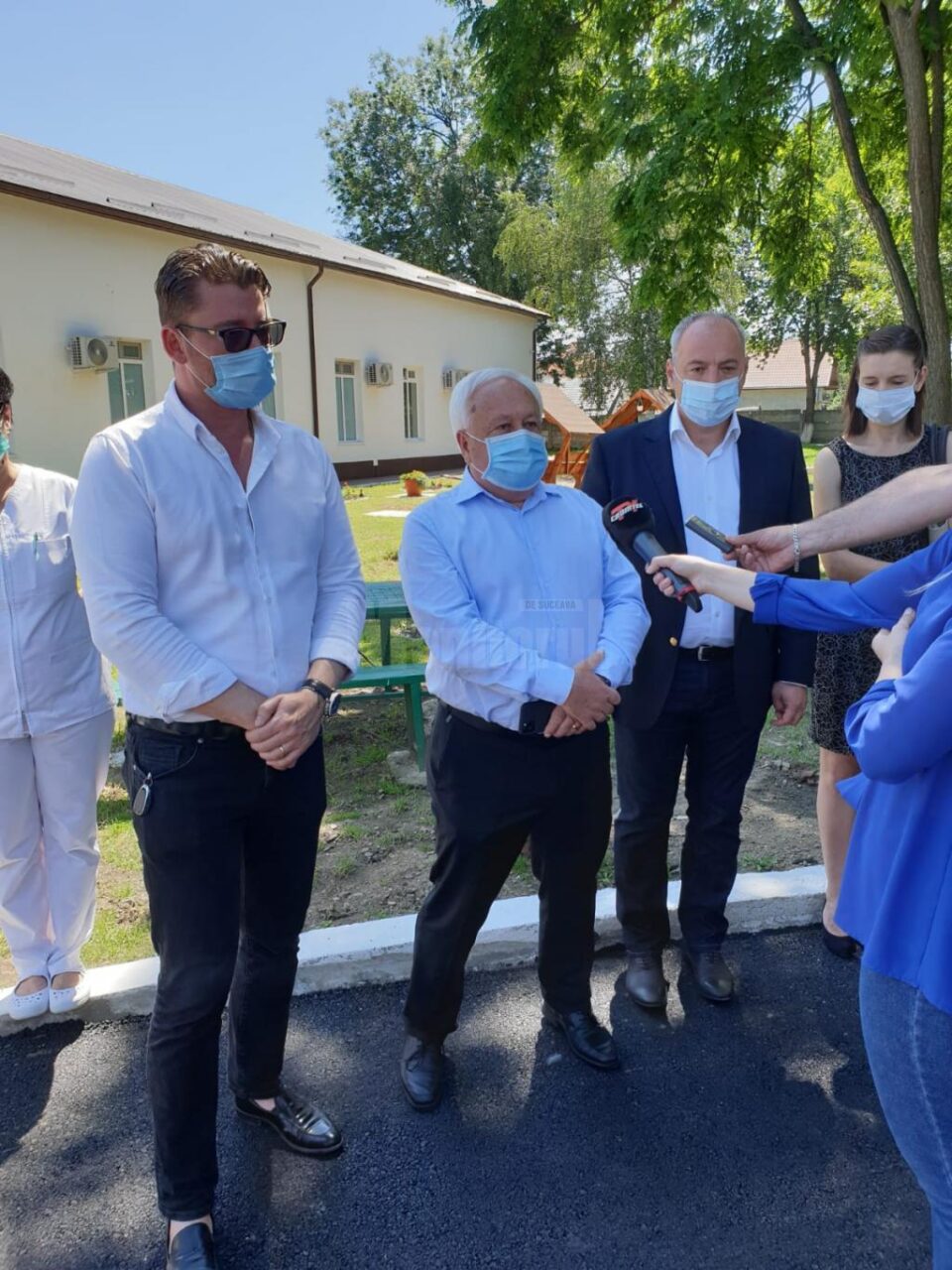 Primarul Nistor Tatar (în centru) la inaugurarea pavilionului mare al Secției de Psihiatrie din cadrul Spitalului Municipal Rădăuți