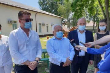 Primarul Nistor Tatar (în centru) la inaugurarea pavilionului mare al Secției de Psihiatrie din cadrul Spitalului Municipal Rădăuți