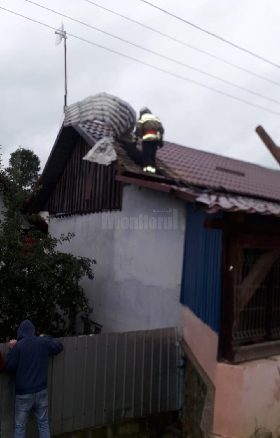 Acoperișul a fost afectat de flăcări