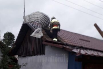 Acoperișul a fost afectat de flăcări