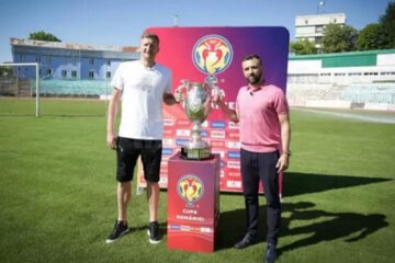 Dorin Goian și Lucian Sânmărtean s-au pozat cu trofeul Cupei României pe stadionul Areni