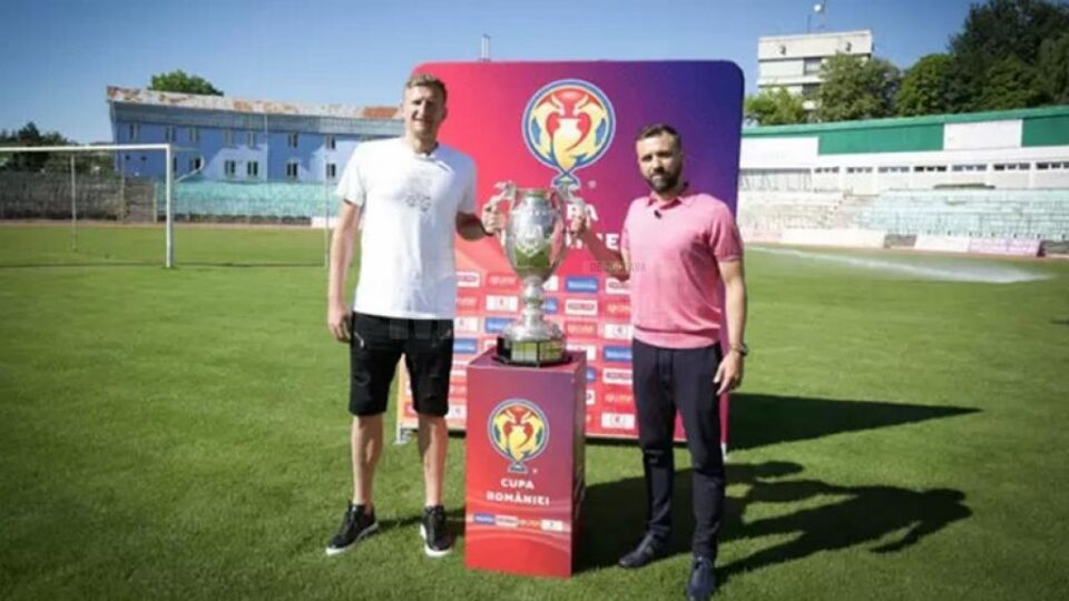 Dorin Goian și Lucian Sânmărtean s-au pozat cu trofeul Cupei României pe stadionul Areni Dorin Goian și Lucian Sânmărtean s-au pozat cu trofeul Cupei României pe stadionul Areni