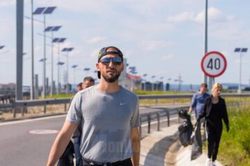 Provocarea lui Mandachi de a curăța marginea drumurilor de gunoaiele aruncate din mașini, acceptată la Rădăuți