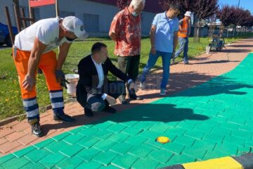 Pistele de bicicletă marcatecu vopsea verde se diferențiază de trotuarul alocat pietonilor și prin suprafața antiderapantă