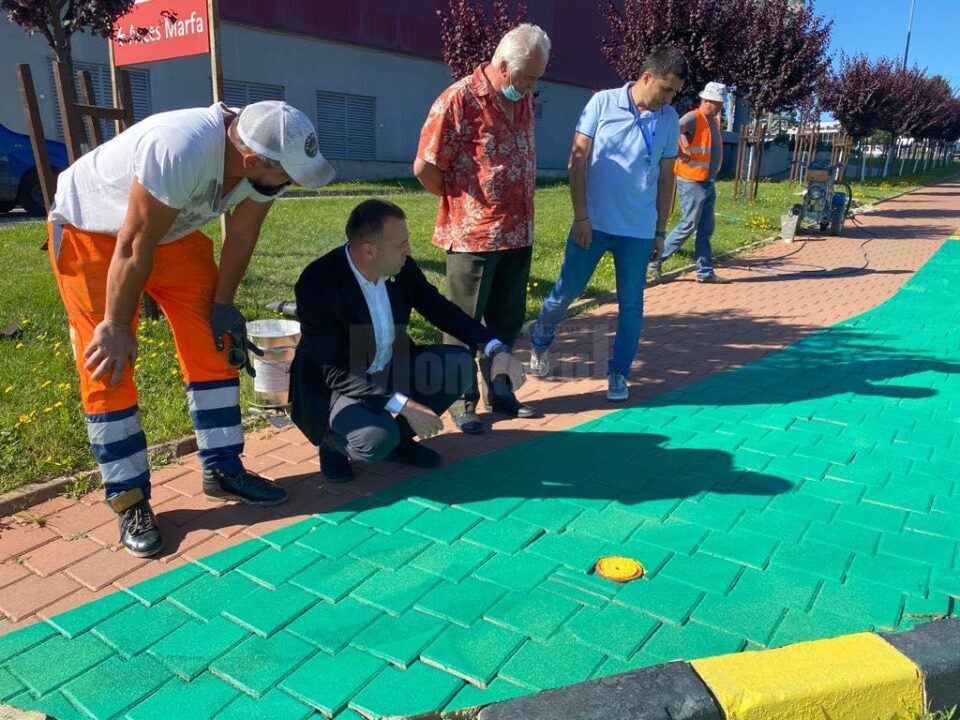 Pistele de bicicletă marcatecu vopsea verde se diferențiază de trotuarul alocat pietonilor și prin suprafața antiderapantă