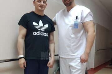 Alexandru Cerlincă împreună cu polițistul Ciprian Sfichi, în luna martie