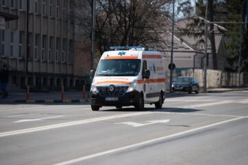 Pietonul rănit grav a fost transportat de către echipajul unei ambulanțe la spital