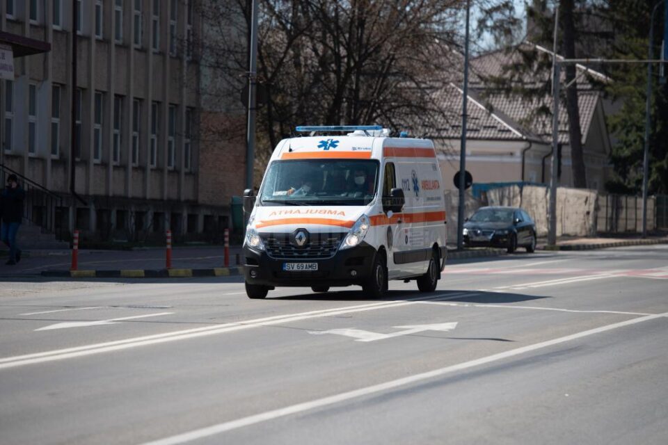 Pietonul rănit grav a fost transportat de către echipajul unei ambulanțe la spital