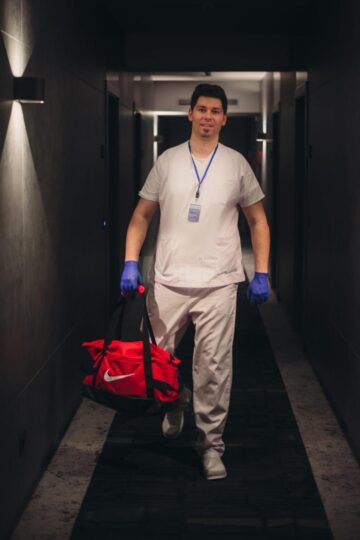 De la masaje și programe de recuperare prin exerciții fizice, Alexandru Cerlincă a trecut la îngrijirea bolnavilor de COVID-19