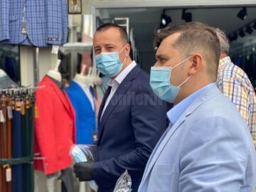 Măști de protecție împărțite în transportul public local și în Bazarul Sucevei