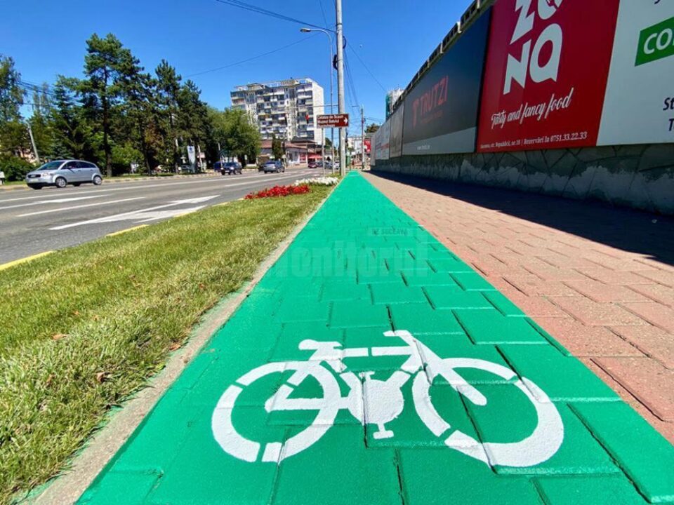 Pistele de bicicletă marcate cu vopsea verde se diferențiază de trotuarul alocat pietonilor și prin suprafața antiderapantă