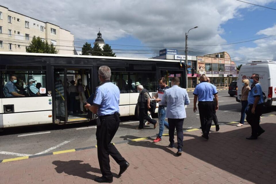 În mijloacele de transport public local au fost aplicate 8 amenzi și 13 sancțiuni, în valoare de 6500 de lei, pentru nepurtarea măștii de protecție În mijloacele de transport public local au fost aplicate 8 amenzi și 13 sancțiuni, în valoare de 6500 de lei, pentru nepurtarea măștii de protecție