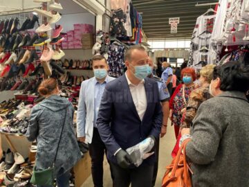 Măști de protecție împărțite în transportul public local și în Bazarul Sucevei