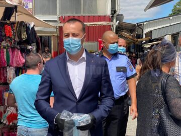 Măști de protecție împărțite în transportul public local și în Bazarul Sucevei