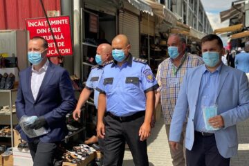 Cei care au mers prin autobuze și prin Bazar, împărțind măștile de protecție au fost viceprimarul Lucian Harșovschi, subprefectul Daniel Prorociuc și Ovidiu Doroftei, șeful PLS
