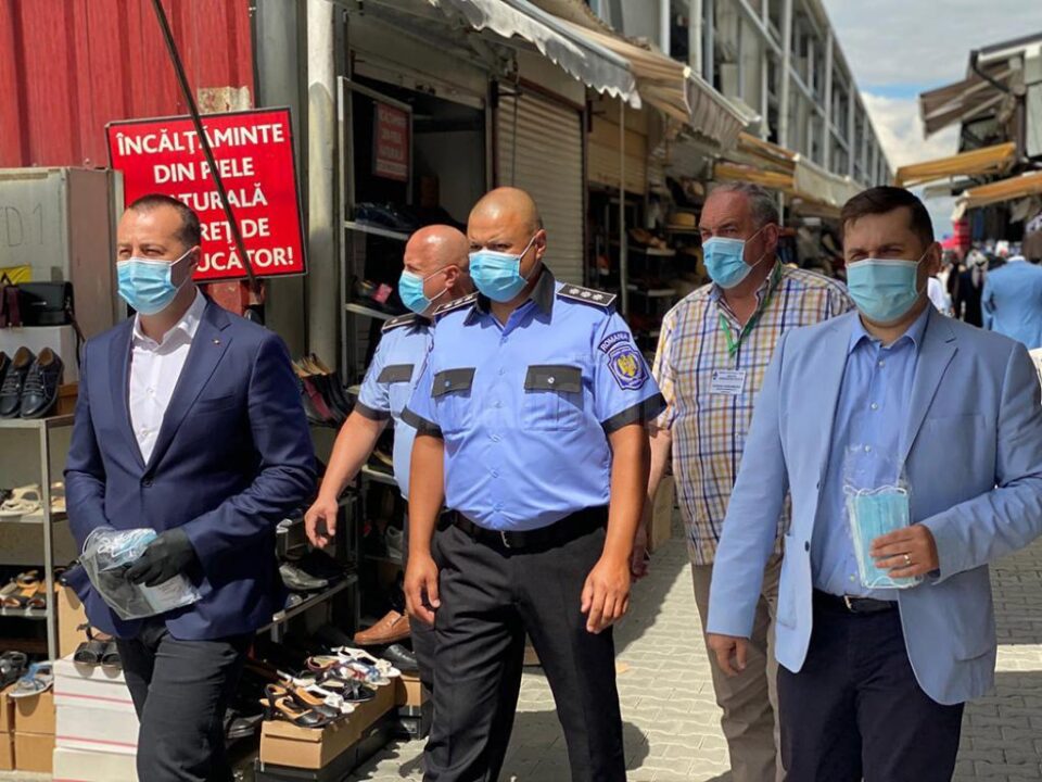 Cei care au mers prin autobuze și prin Bazar, împărțind măștile de protecție au fost viceprimarul Lucian Harșovschi, subprefectul Daniel Prorociuc și Ovidiu Doroftei, șeful PLS
