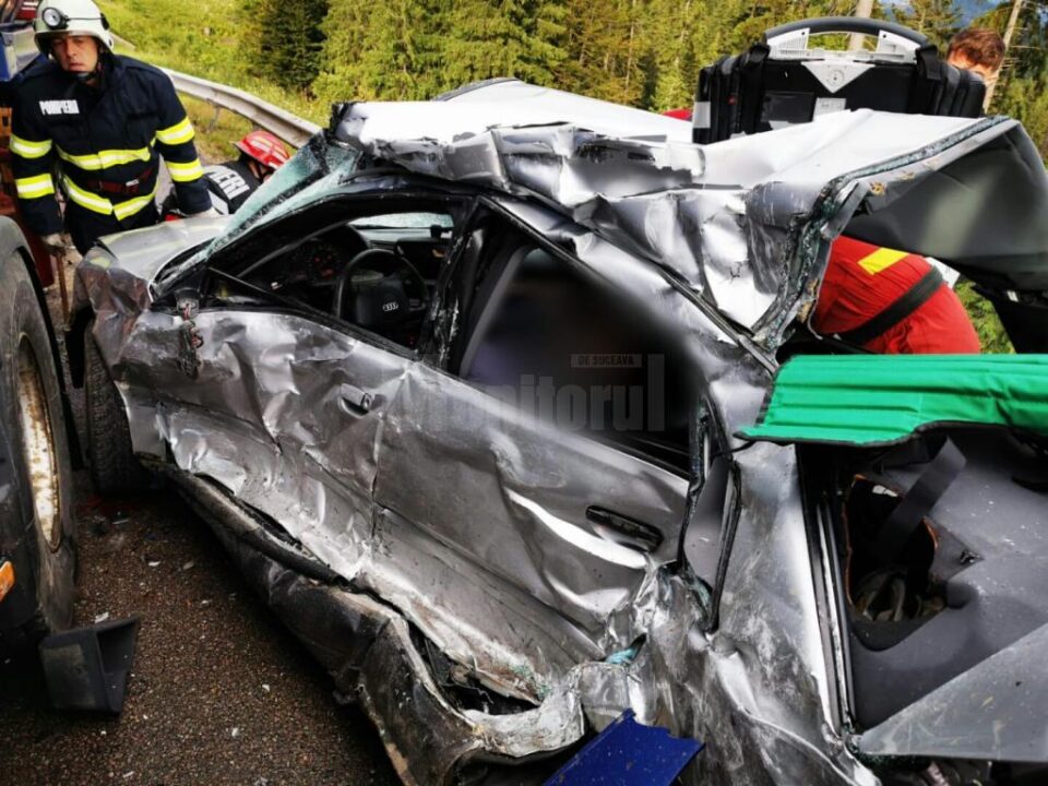 Autoturismul avariat in care se aflau cele doua victime