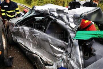 Autoturismul avariat in care se aflau cele doua victime