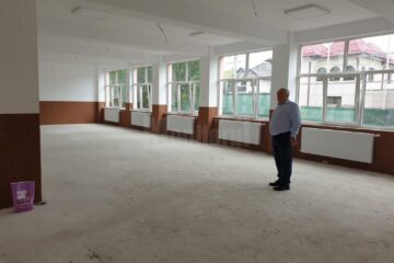 Nistor Tatar, primarul din Rădăuți, s-a deplasat la Școala Gimnazială ”Mihai Eminescu” pentru a vedea la fața locului care este mersul lucrărilor