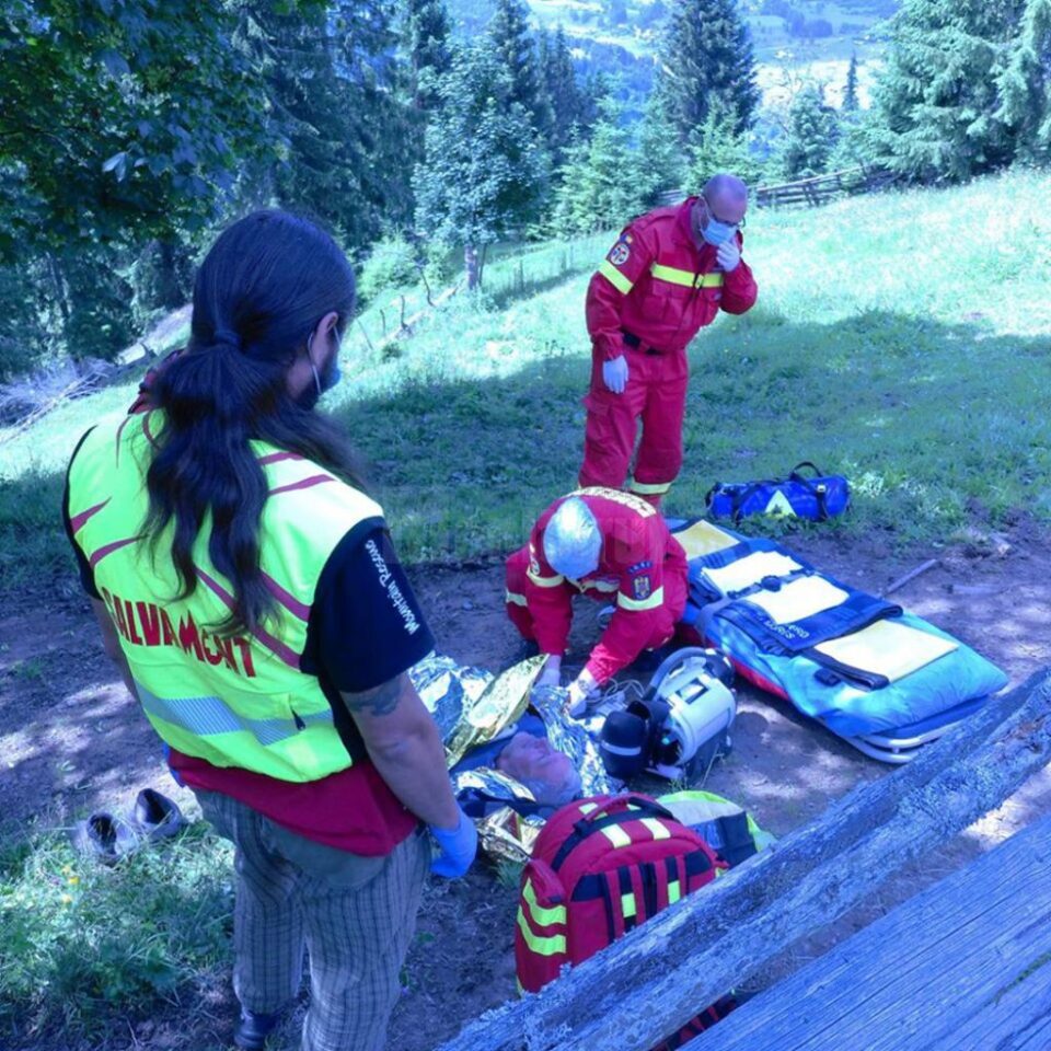 Bărbat care lucra la o fermă de vaci, luat cu elicopterul și dus la spital