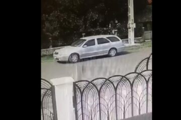 Mașina de tipul Lancia vagon din care au fost aruncati pisoii