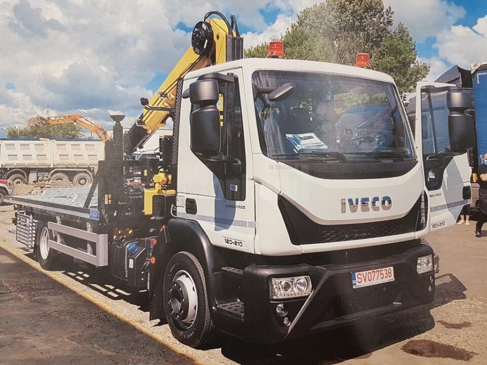 Camion cu macara și platformă de ridicat mașini, în dotarea Primăriei Suceava