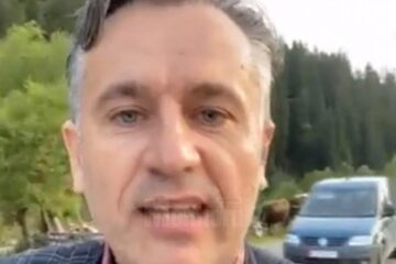 Tiberiu Boșutar a fost atacat în timp ce făcea live, de două persoane care au coborât din mașina din spate